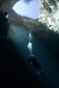 Deco Stop in Kilsby's Sink Hole - Mt Gambier South Austra... by Mick Tait 